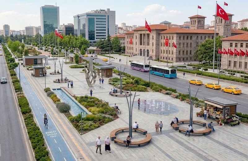 Kent meydanında heykel, su kanalları ve ahşap oturma elemanlarıyla peyzaj tasarımı (4)